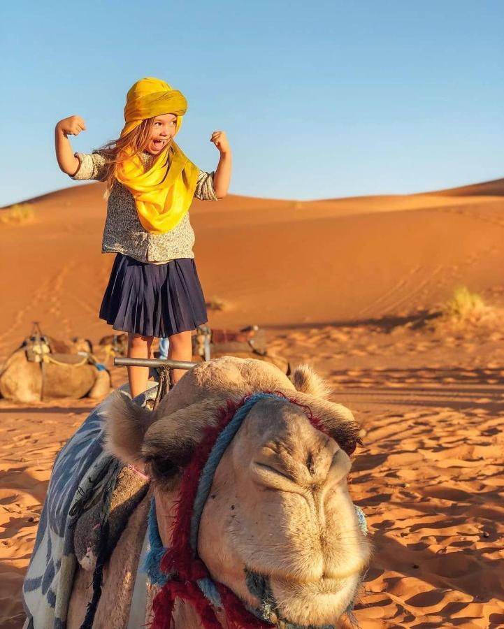 Hotel Sahara Majestic Luxury Camp Merzouga Exteriér fotografie A child riding a camel