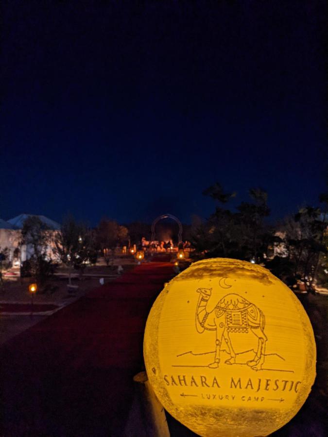 Hotel Sahara Majestic Luxury Camp Merzouga Exteriér fotografie The Elephant Rock