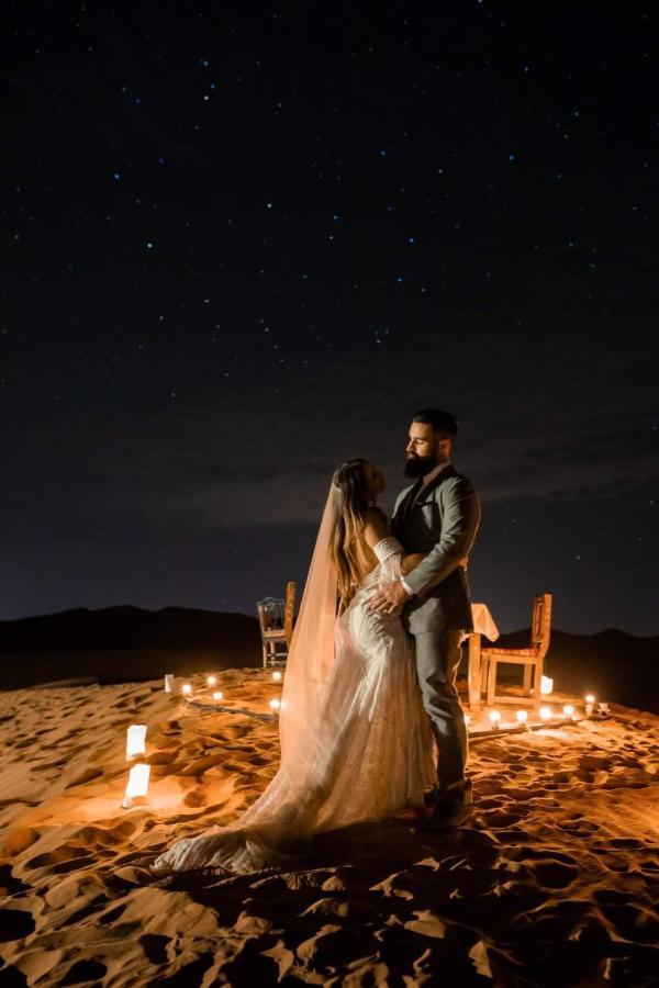 Hotel Sahara Majestic Luxury Camp Merzouga Exteriér fotografie A couple in the desert