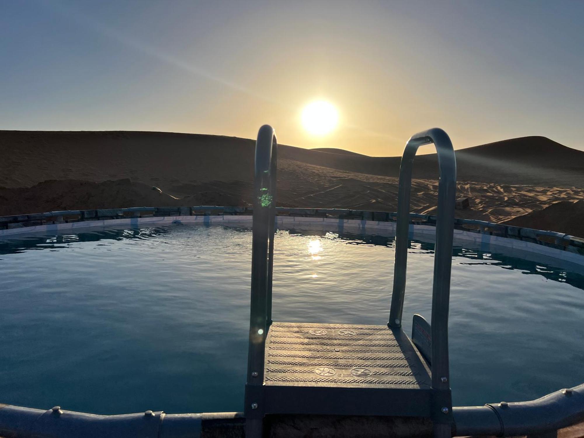 Hotel Sahara Majestic Luxury Camp Merzouga Exteriér fotografie Sunset at the Blue Lagoon
