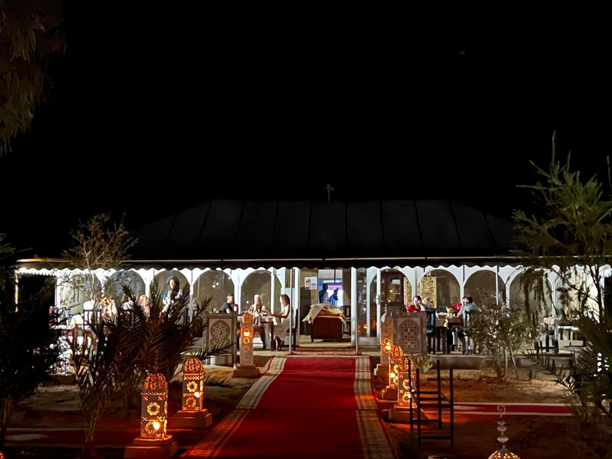 Hotel Sahara Majestic Luxury Camp Merzouga Exteriér fotografie The main tent at the camp