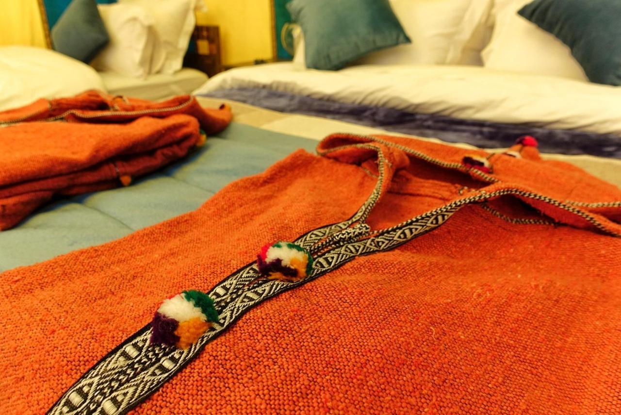Hotel Sahara Majestic Luxury Camp Merzouga Exteriér fotografie A Moroccan bathrobe