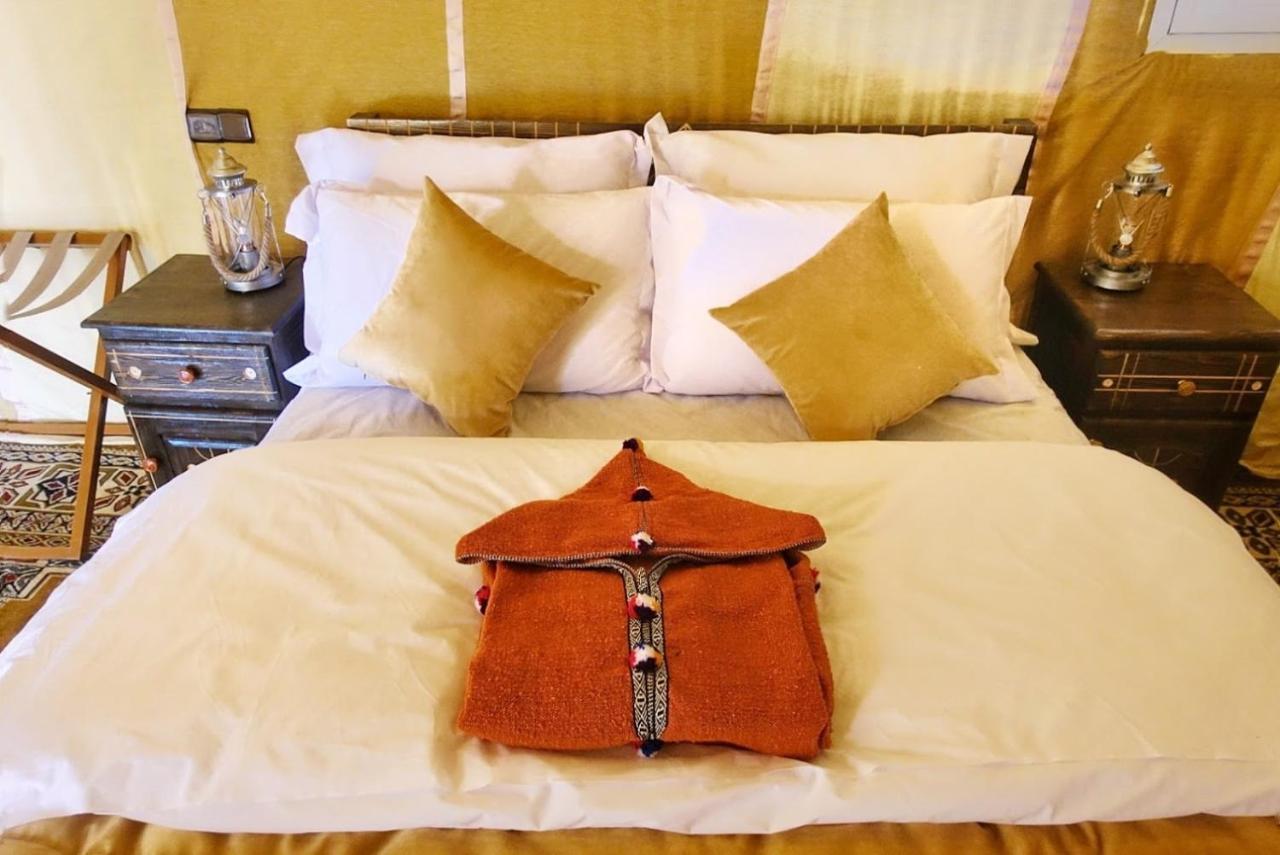 Hotel Sahara Majestic Luxury Camp Merzouga Exteriér fotografie A bathrobe on a bed