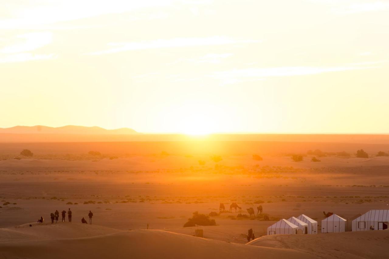 Hotel Sahara Majestic Luxury Camp Merzouga Exteriér fotografie Sunset over the Sahara Desert