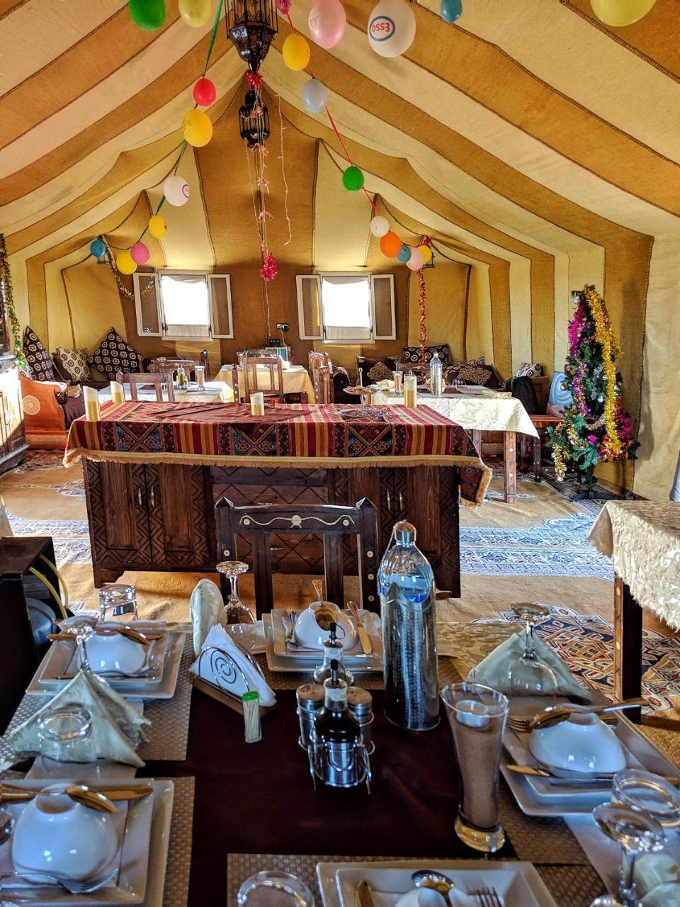 Hotel Sahara Majestic Luxury Camp Merzouga Exteriér fotografie The interior of a Bedouin tent