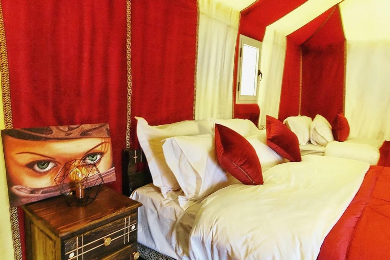 Hotel Sahara Majestic Luxury Camp Merzouga Exteriér fotografie A bedroom at the hotel